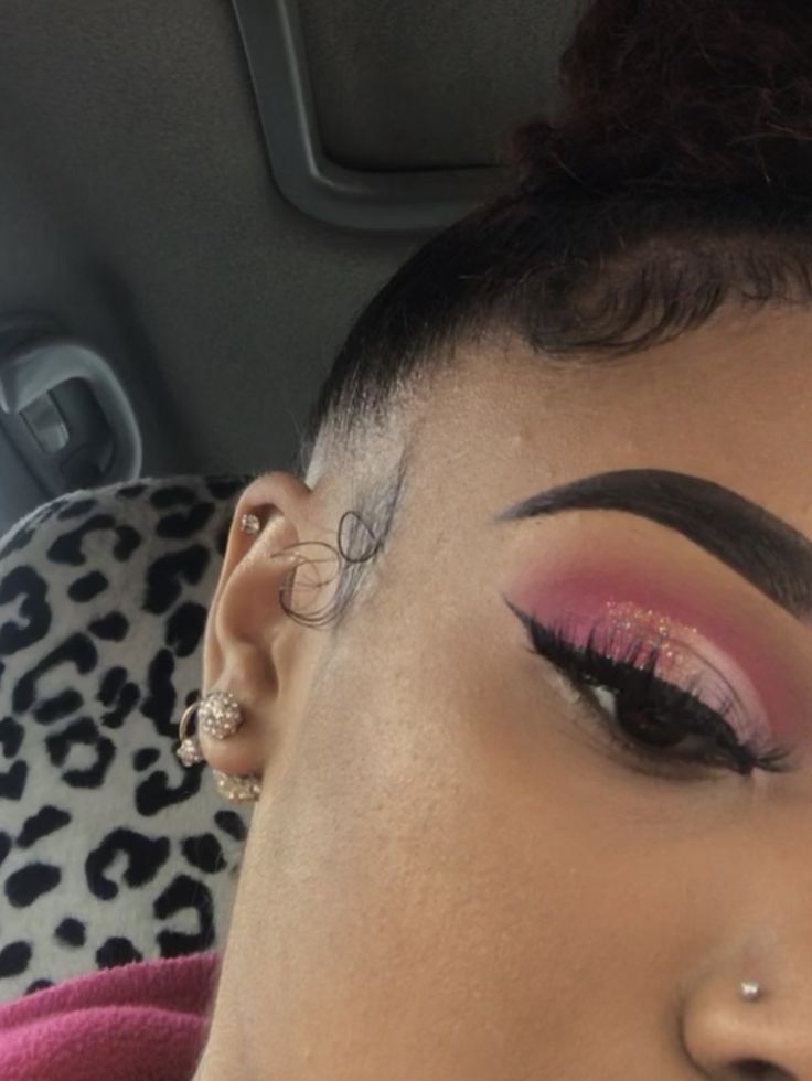 Simple Pink Makeup Looks, Pink Euphoria Makeup, Baddie Eyeshadow Looks, Hot Pink Makeup Looks, Makeup Rosa, Simple Prom Makeup, Pink Eyeliner, Pink Eyeshadow Look, Glitter Makeup Looks