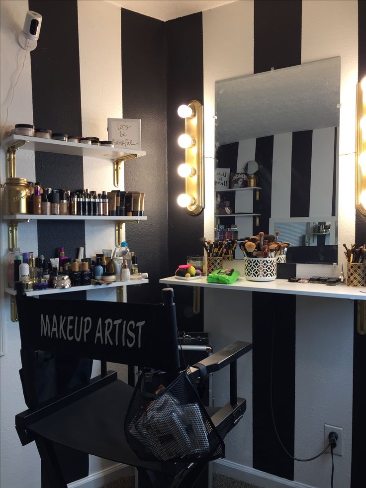 Makeup Artist Salon Decor, Esthetician Makeup Room, Makeup Artist Board Design, Mua Room Makeup Artists, Vision Board Ideas Makeup, Makeup Job Aesthetic, Makeup Job, Pro Makeup Artist, Makeup Vision Board Ideas