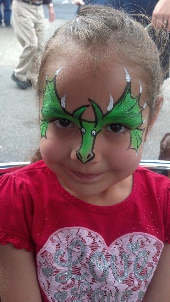 Pretty little dragon. Dinosaur Face Painting, Monster Face Painting, Dragon Face Painting, Dragon Makeup, Face Painting For Boys, Terrifying Halloween, Face Painting Tutorials, Dragon Face, Face Painting Easy