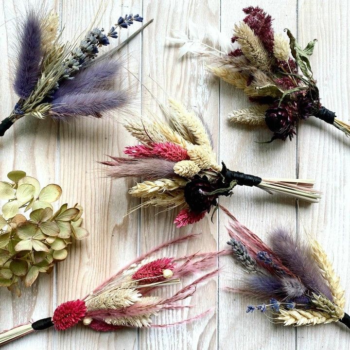 5 small dried flower bunches against a natural wooden backdrop with an additional dried flower in the left corner Miniature Dried Flower Bouquet, How To Decorate Baskets, Dried Flower Bar, Dried Flower Bouquets, Dried Florals, Flower Gift Ideas, Flower Bar, Boho Kids, Hand Woven Baskets