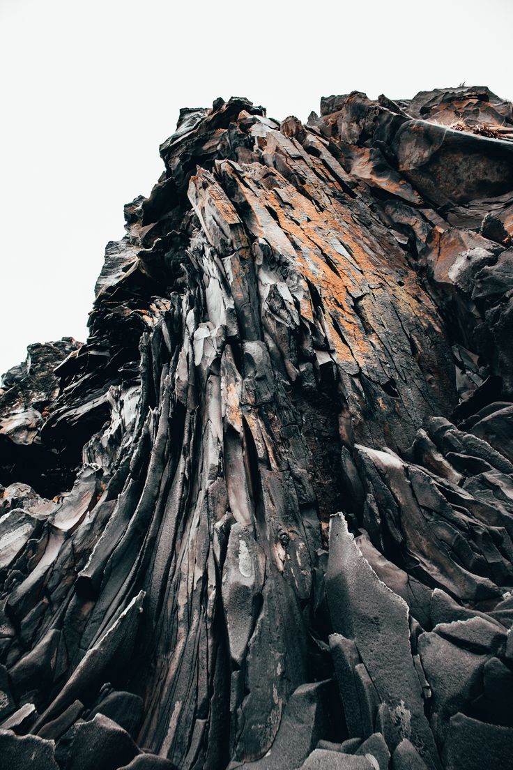 the top of a large rock formation with rocks on it