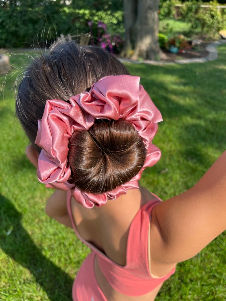 Scrunchie Bun Hairstyles, Scrunchy Business, Fabric For Scrunchies, Hair Scrunchie Hairstyles, Bun With Scrunchie, Hairstyles With Scrunchies, Ballet Buns, Scrunchie Business, Scrunchie Bun