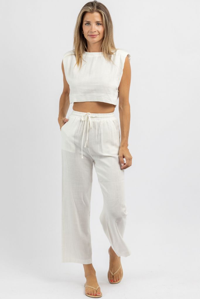 White Matching Set Bottoms For Vacation, Casual White Pant Set For Loungewear, Cropped White Bottoms For Vacation, White Cropped Bottoms For Vacation, White Linen Casual Sets, White Matching Set Pants For Summer, White Summer Matching Set Pants, White Cropped Sets For Vacation, Chic White Linen Sets