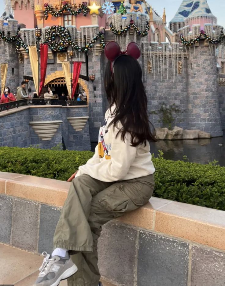 Amusment Parks Outfit Winter, Aesthetic Disney Outfits Winter, Disneyland Outfits Midsize, Disneyland California Adventure Outfits, Cute Outfits For Disneyland Winter, Disneyworld December Outfit, Disneyland Aesthetic Winter, Disneyland Cold Weather Outfit, Disneyland Outfits January