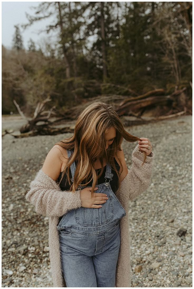 Overall Maternity Shoot, Maternity Outfits Overalls, Maternity Pictures Overalls, Hipster Maternity Shoot, Maternity Photography Overalls, Maternity Photos Overalls, Granola Maternity Outfit, Cottagecore Maternity Outfits, Overalls Maternity Shoot