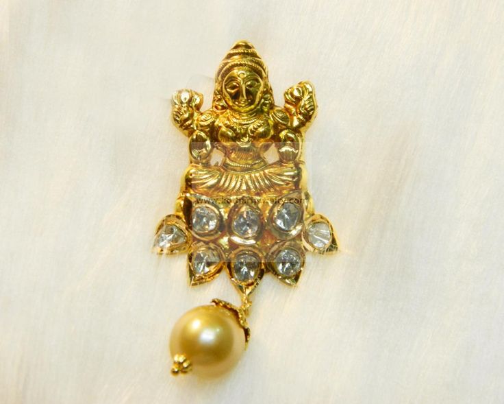 Small Lakshmi Pendant Gold, Lakshmi Pendant Gold, Lakshmi Pendant, Kerala Jewellery, 22k Gold Bangles, Diamond Gold Earrings, Indian Diamond Jewellery, Mangalsutra Design, Bracelets Diamond