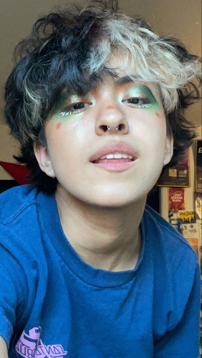 #makeup #editorialmakeup #nonbinary #genderqueer #creative #colorful #boy Eboy Makeup Guy, Nonbinary Faceclaims, Enby Makeup, Gender Neutral Makeup, Nonbinary Prom Outfit, Eboy Makeup, Nonbinary Makeup, Nonbinary Art, Boy Makeup