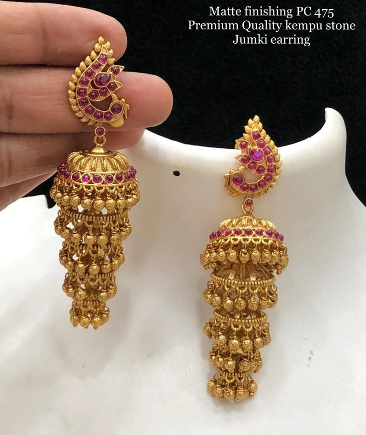 Gold Jumkas Design, Gold Earing, Gold Jewelry Prom, Simple Gold Earrings, Delicate Gold Jewelry, Gold Jhumka, Gold Jhumka Earrings, Jewelry Prom, Indian Bridal Sarees