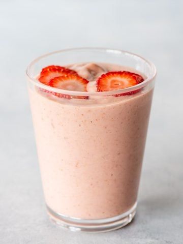 Smoothie Recipes Without Banana, Strawberry Shortcake Smoothie, Strawberry Kiwi Smoothie, Smoothie Boosters, Smoothie Without Banana, Fresh Strawberry Recipes, Make Almond Milk, Canned Pears, Smoothie Ideas