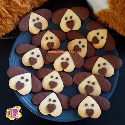 cookies shaped like bears on a blue plate