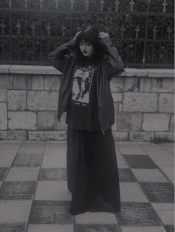 Baggy Gothic Outfits, Comfy Witch Outfits, Oversized Goth Outfits, Goth Hoodie Outfit, Goth Cardigan Outfit, Mopey Goth Outfits, Baggy Goth Outfit, Winter Goth Outfits Cold Weather, Goth Boho Outfits