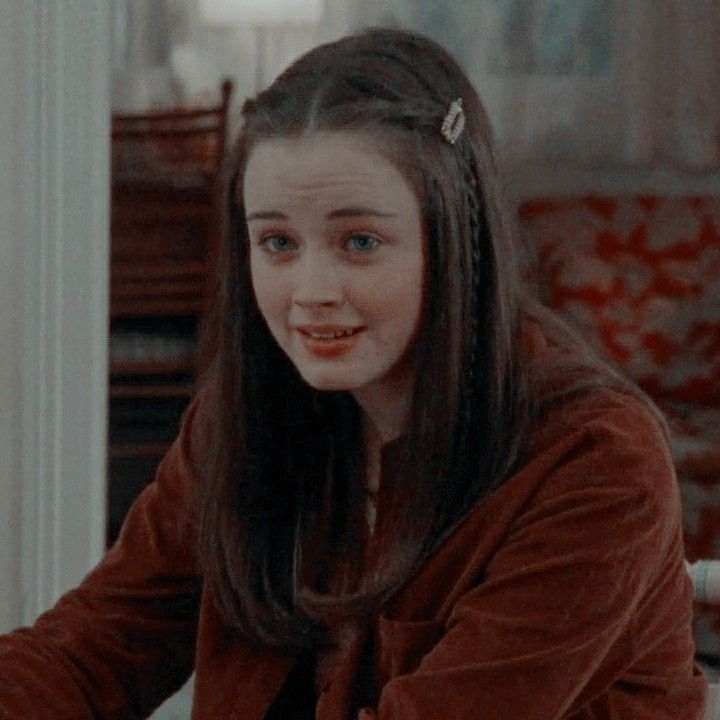 School Rory Gilmore, Rory Gilmore Icon, Rory Gilmore Hair, Gilmore Lorelai, Netflix Icon, Gilmore Girls Outfits, Alexis Bledel, Lauren Graham, Lorelai Gilmore