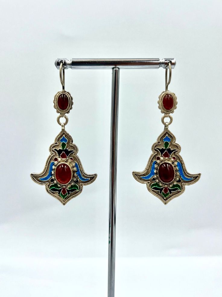 Statement silver dangle turkmen earring. Red carnelian stone, a precious stone, was used in bohemian earrings. Cloisonne earring decorated with colorful and high quality cloisonne. Tribal earrings made very clean and precise by masters. Turkmen coupes with this unique design are completely handmade. Total weight of ethnic earrings is 7.9 grams PRODUCT İNFORMATİON : Material : SİLVER Weight   : 7.90 GR Length   : 5.5 CM Width     : 2.8CM DELİVERY TİME : AMERİCA                  : 3-7 DAYS EU COUN Multicoloured Earrings, Cloisonne Earrings, Afghan Jewelry, Red Carnelian, Silver Earrings Handmade, Carnelian Stone, Vintage Afghan, Ethnic Earrings, Jewelry Boho