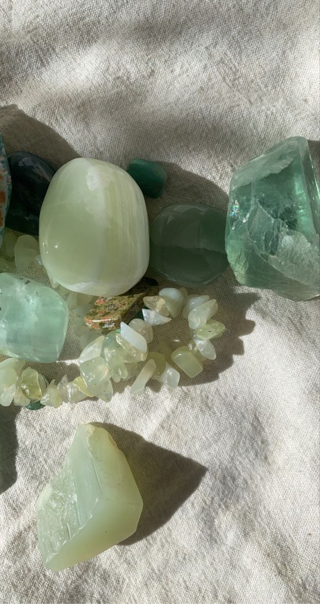 Peridot Aesthetic Gem, Opal Eyes, Sage Green Wallpaper, Crystal Vibes, Peridot Color, Crystal Aesthetic, Rainbow Magic, Peridot Crystal, Jade Crystal