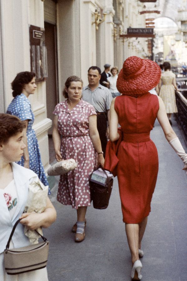 100 years of street style in 24 gorgeous photos Vintage Street Style, Mode Editorials, Glamour Vintage, Rocker Girl, Design Moda, Look Retro, Christian Dior Fashion, Christian Dior Couture, Dior Fashion