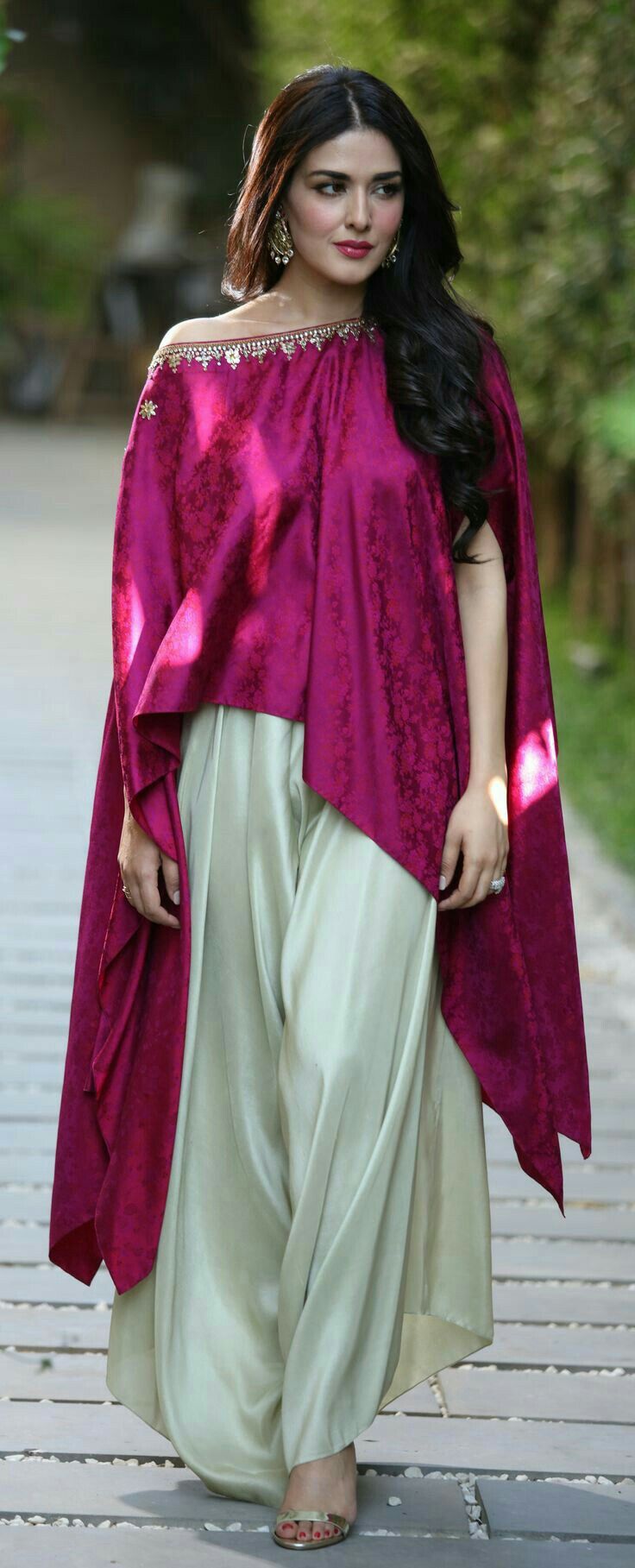 Hotness Simple Indian Outfits, Cape Top, Gaun Fashion, 파티 드레스, Salwar Kamiz, Indian Dress, Indian Outfit, Modern Dress, Indian Designer Wear