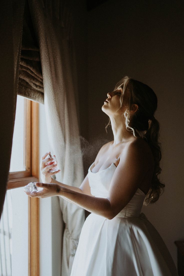 Bride Perfume Photography, Bride Spraying Perfume, Morning Of Wedding Photography, Wedding Day Perfume Photos, Pictures Before Wedding, Perfume Wedding Picture, Wedding Getting Ready Pictures Bride, Wedding Aisle Photography, Wedding Photo Inspo Getting Ready