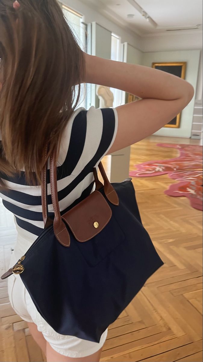 Trendy Large Handbags, Longchamp Le Pliage Blue, Navy Blue Longchamp Bag Outfit, Longchamp Navy Blue, Longchamp Navy Outfit, Le Pilage Tote Outfit, Blue Longchamp Bag Outfit, Long Champ Le Pliage Outfits, Navy Blue Summer Outfits