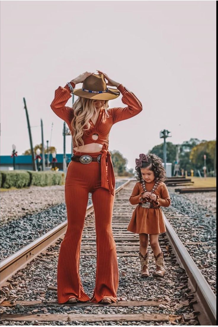 Mommy And Me Cowgirl Outfits, Mommy And Me Western Outfit, Pregnant Cowgirl Outfits, Family Country Photoshoot, Western Family Pictures Outfits, White Jumpsuit Outfit, Cowboy Boots Outfit Fall, Vaquera Outfits, Country Photoshoot