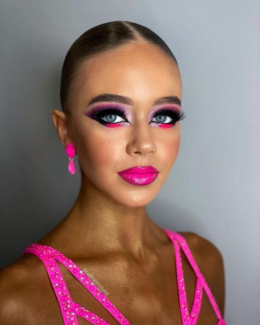 Pink Dance Competition Makeup, Latin Dance Makeup Looks, Latin Dance Makeup Eye, Freestyle Disco Dance Makeup, Latin Ballroom Makeup, Competition Makeup Dancers, Show Makeup Dancers, Stage Makeup Looks, Ballroom Makeup Latin