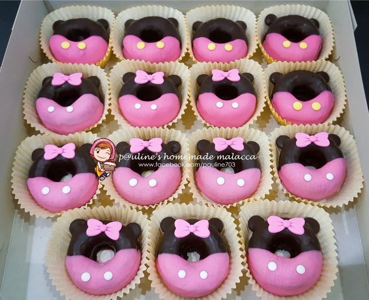 cupcakes in the shape of mickey and minnie mouse heads