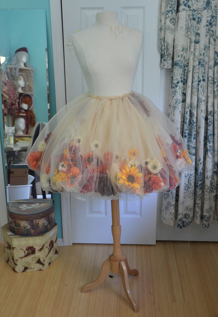 DIY on how to make a flower skirt! Flowers are inside tulle, great inspiration for a fairy dress up or ballet dance costume, so pretty #tutorial Willow Wisp, Fairy Costume For Girl, Unique Homecoming Dresses, 파티 드레스, Flower Skirt, Flower Fairies, Fairy Costume, Flower Fairy, Fairy Dress