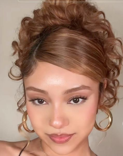 Side Part Homecoming Hairstyles, Curly Deep Side Part, Hairstyles For Hoco Curly Hair, Curly Bun Aesthetic, Hairstyles For A Side Part, Bun Hairstyles Side Part, Curled Medium Hairstyles, Curly Hairstyles For Black Women Bun, Neck Length Curly Hairstyles