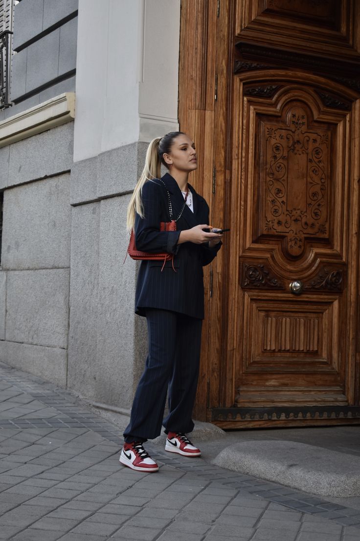 Suit With Jordans Women, Suits And Jordans Women, Jordan Work Outfits, Jordan Business Casual, Jordan 1 Business Casual Outfit Women, Dunk Verdi, Jordan Office Outfit, Business Casual Jeans And Sneakers, Sneakers Formal Outfit Women