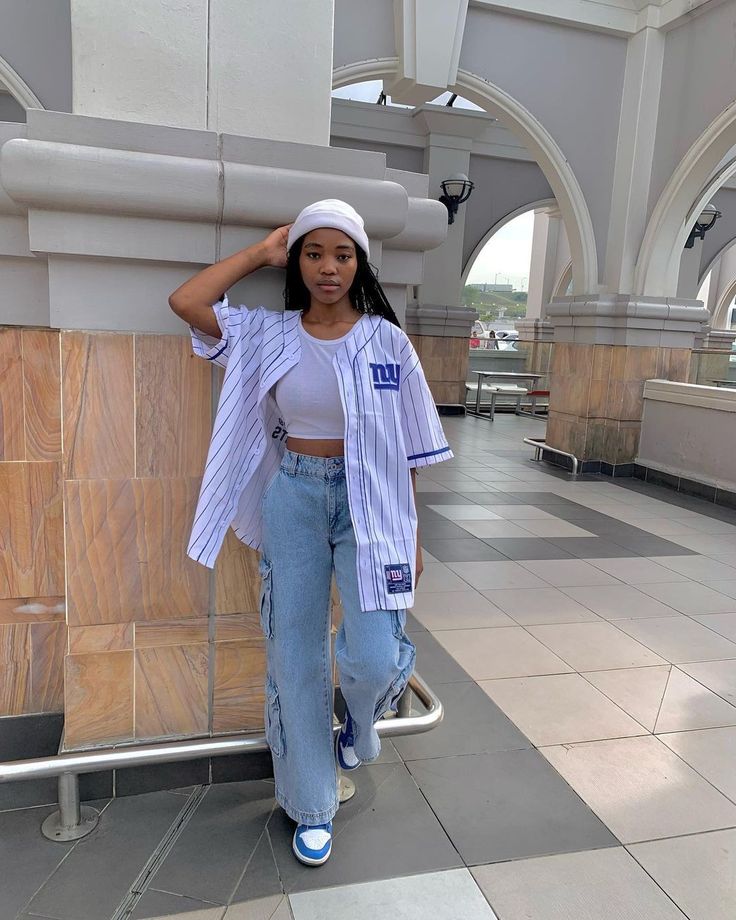 Jordan 4 Outfit Women Baddie, Preppy Summer Outfits For School, Outfit Ideas For University, Tomboy Fashion Girly, School Outfits University, University Outfit Ideas Casual, Baddie Outfits Casual School, Campus Outfit Ideas, Varsity Fashion