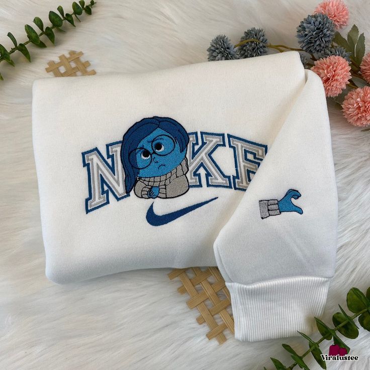 Nike Embroidery Sweatshirt, Sweatshirts Nike, Character Embroidery, Photo Embroidery, Nike Embroidery, Matching Embroidery, Nike Crewneck Sweatshirt, Senior Ideas, Custom Character