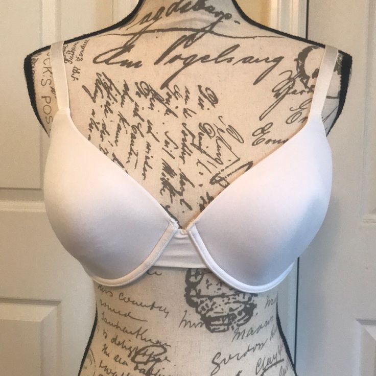 Ellen Tracy Underwire Bra Size 38c Color White Never Worn Padded Cups Not Push Up Adjustable Straps Classic Full Coverage Summer Bra, White Full Coverage Bra For Spring, Spring White Full Coverage Bra, Spring Full Coverage Partially Lined Bra, White Fitted Underwire Bra, White Padded Bra For Spring, White Seamless Underwire Bra, Classic Fitted Bra For Spring, Spring White Padded Bra