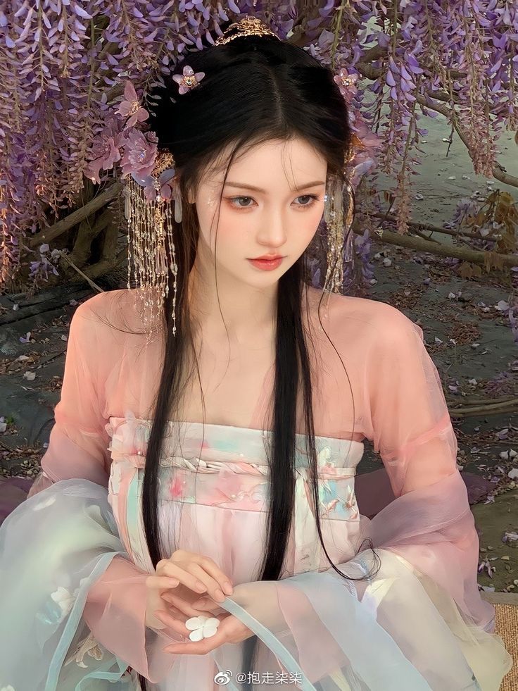 Semiramis Fate, Asian Princess, Hanfu Hairstyles, Traditional Asian Dress, Chinese Makeup, Chinese Aesthetic, Chinese Style Dress, Ethereal Aesthetic, Fairytale Photography