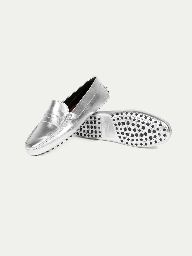 These Aurélien Moccasins Driving Shoes Silver for Women Size 6.5 symbolize Mediterranean style and ultimate comfort. A combination of traditional details and a contemporary twist. This model is made in  Leather. The  Shoes are made entirely by hand in Italy. For exclusive, luxurious and handmade Italian Shoes you've come to the right place at Aurélien! Shoes Leather Women, Driving Shoes Women, Moccasins Women, Moccasins Mens, Driving Loafers, Italian Shoes, Driving Shoes, Silver Shoes, Desert Boots