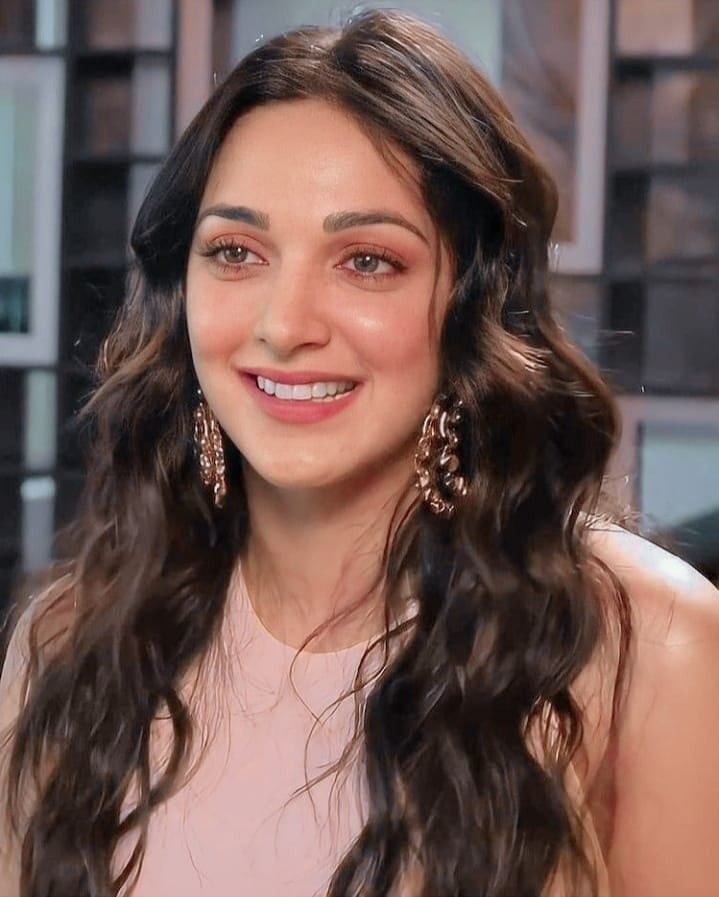 Indian Celebrity Hairstyles, Kiara Advani Hairstyles, Desi Makeup Looks Natural, Indian Makeup Looks, Bollywood Makeup, Minimal Makeup Look, Indian Bride Makeup, Light Makeup Looks, Soft Makeup Looks