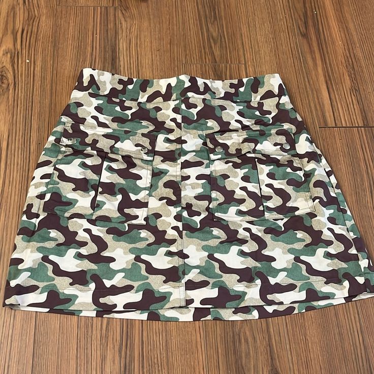 New With Tags Zara Mini Skort With Pockets, Casual Khaki Skirt For Day Out, Trendy Zara Mini Skirt With Pockets, Zara Skort With Pockets, Casual Zara Mini Skort, Zara Casual Mini Skirt, Zara Casual Skirt With Pockets, Zara Casual Mini Skirt With Pockets, Casual Zara Lined Skort