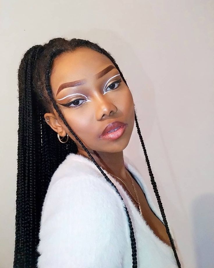 Graphic Eyeliner Black Women, Simple Black And White Eyeliner Looks, Graphics Liner Makeup, White Graphic Liner Looks, Makeup With White Dots, White Eyeliner Festival Makeup, White Liner Eye Makeup, White Graphic Eyeliner Ideas, White Eyeliner Looks Black Women