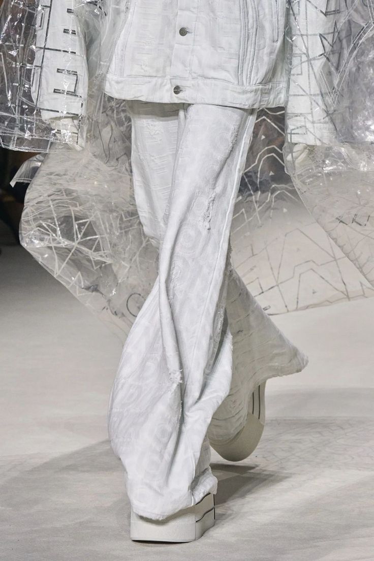 #FENDI Fendi 2020, Resort 2023 Fashion, Fendi Runway, Accessories 2023, Runway Gowns, Jeans Details, Resort 2023, Camp Style, Denim Day