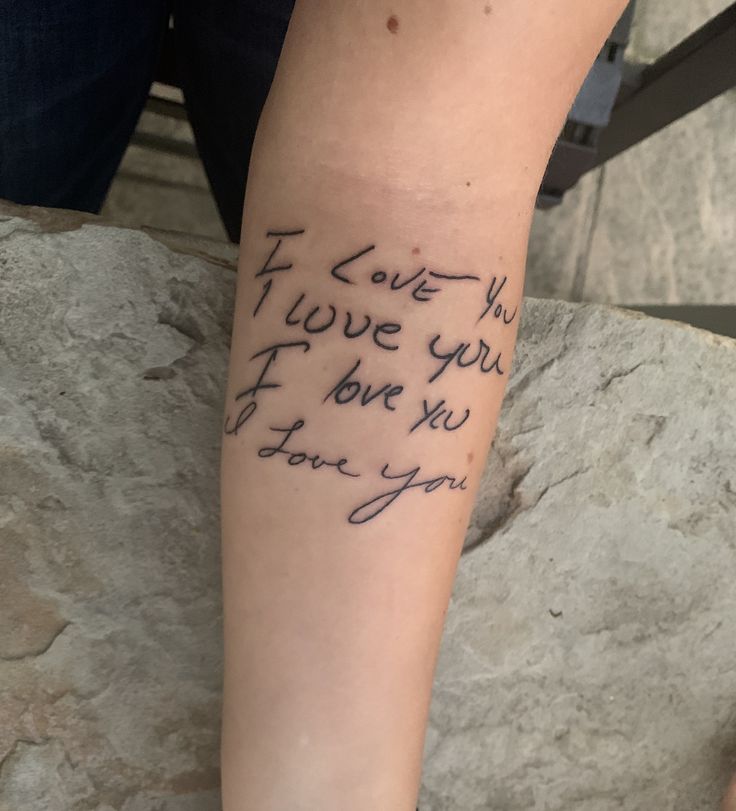 a person with a tattoo on their leg that says i love you, i love you