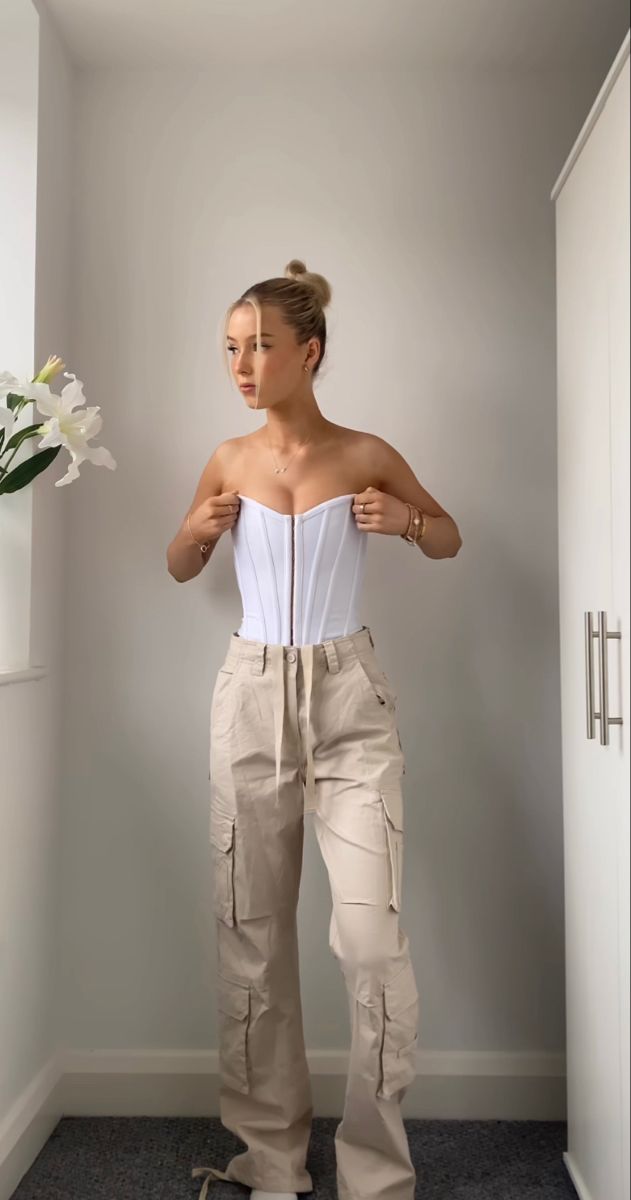 Corset Outfit Street Style, Corset Outfit Casual, Corset Top Outfit, Cargo Pants Outfit Women, Pictures To Recreate, Corset Outfit, Fashion Terms, Going Out Outfit, Uni Outfits