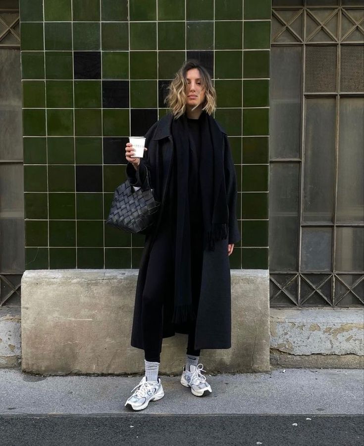 London Outfit Rainy, Minimalist Rainy Day Outfit, Every Day Winter Outfits, London Style Aesthetic, All Black Rainy Day Outfit, Rainy City Outfit, Rainy Day Errands Outfit, Rainy Day Outfit 2023, Rainy Day Looks