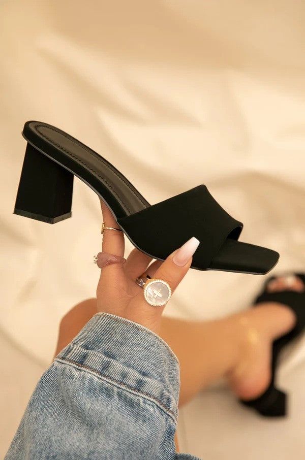 Fancy Sandals, Block Heel Mules, Comfy Heels, Pretty Sandals, Fashion Shoes Heels, Shoes Heels Classy, Heels Outfits, Black Block Heels, Beautiful Sandals