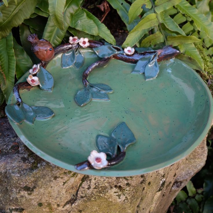 Originelle Vogeltränke aus robuster Keramik Ceramic Bird Bath, Ceramic Birdhouse, Beginner Pottery, Hanging Bird Feeders, Garden Pottery, Pottery Classes, Ceramic Birds, Pottery Designs, Clay Sculpture