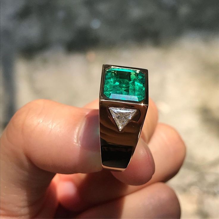 Emerald Ring Design For Men, Emerald Ring Design, Mens Emerald Rings, Stone Rings For Men, Gold Necklace For Men, Mens Ring Designs, Gold Jewelry Outfits, Mens Gemstone Rings, Man Ring