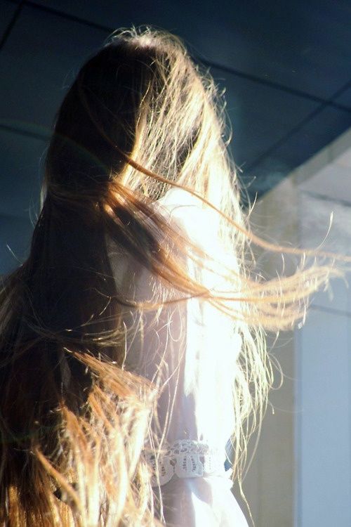 let in light Jess Conte, Blowing In The Wind, Photographie Portrait Inspiration, Foto Art, Girly Pictures, Messy Hairstyles, Sunny Day, Stylish Girl, The Wind