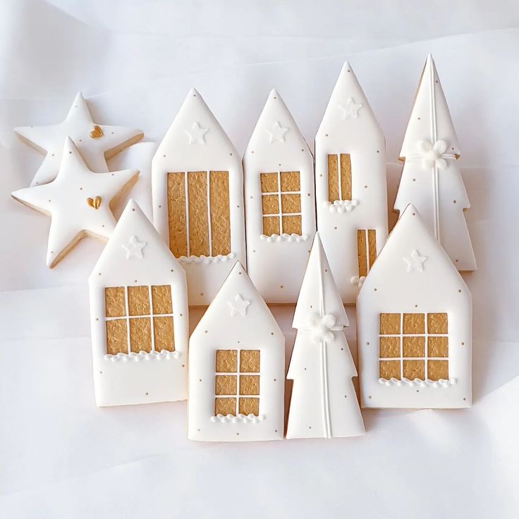 six gingerbread houses are arranged in the shape of stars and snowflakes on a white background