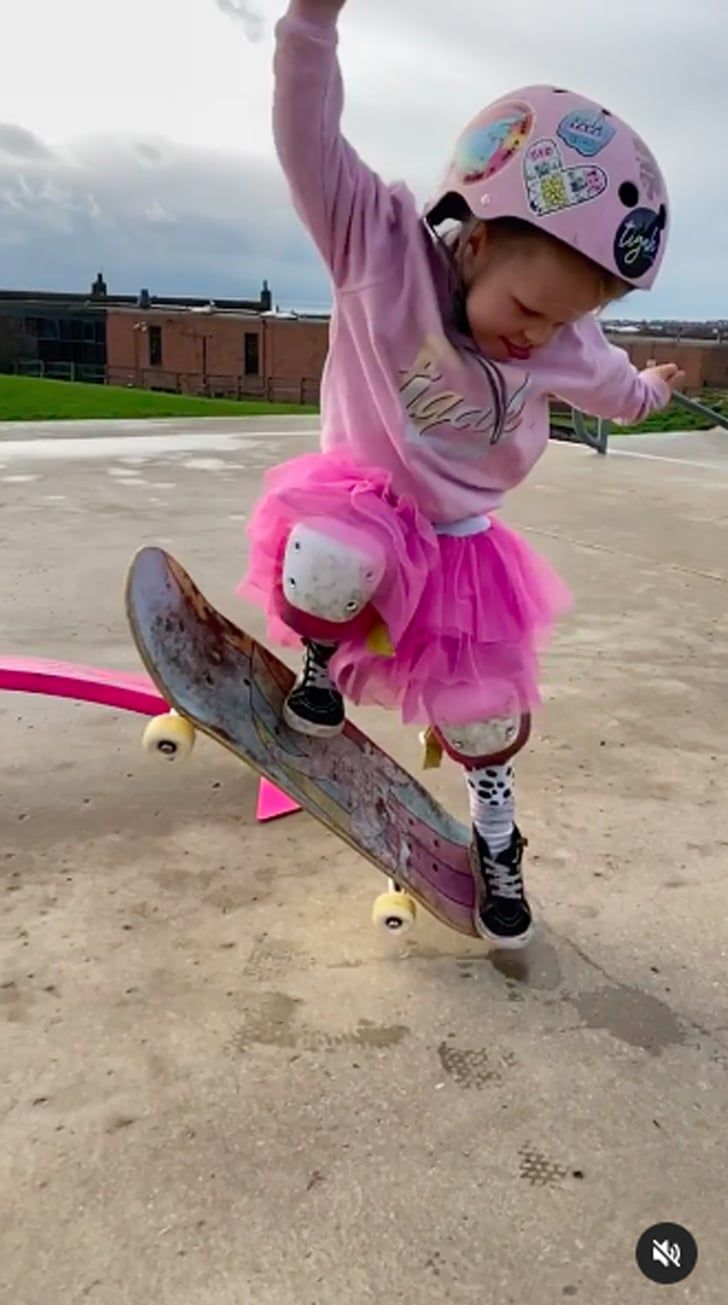 Skateboarding Animals, Skater Girl Style, Baby Aesthetic, Skateboard Videos, Kids Skateboarding, Kids Skates, Skate Girl, Skateboard Girl, Salty Hair