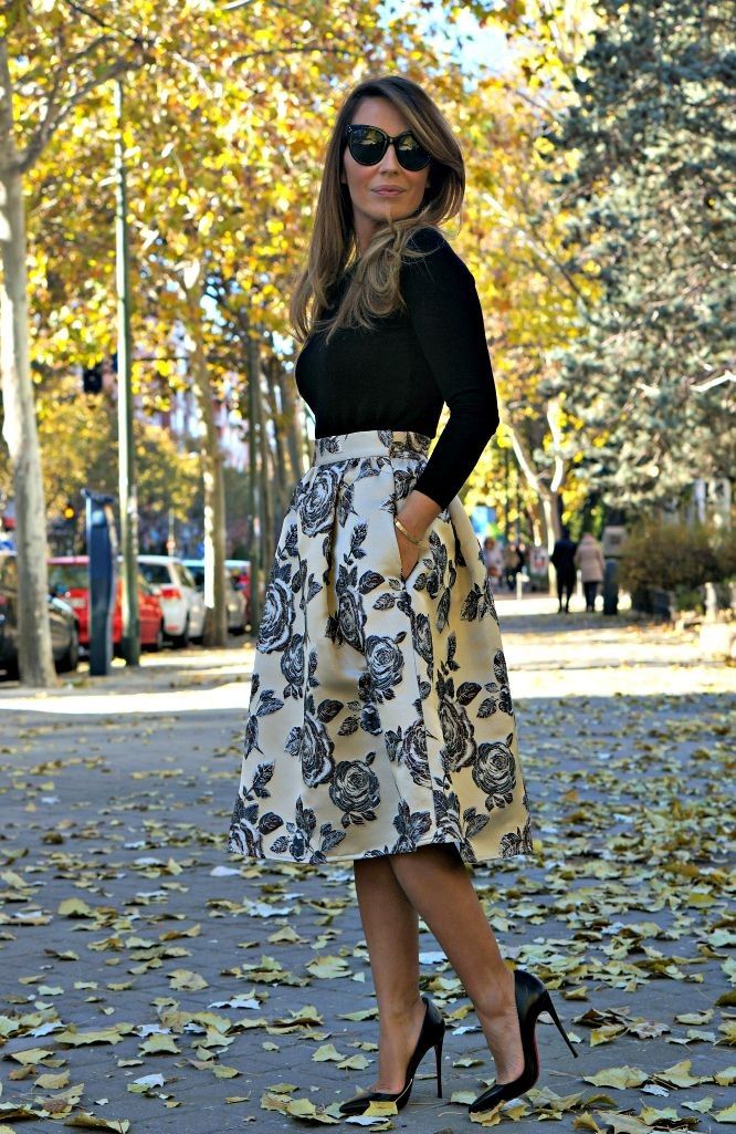 Tendencias 2015: La falda MIDI – EL CLOSET DE GIULIANA Midi Rok Outfit, Flower Midi Skirt, Brunch Outfit Spring, Midi Outfits, Midi Skirt Outfit, Long Skirt Outfits, Chic Summer Outfits, Outfit Chic, Brunch Outfit