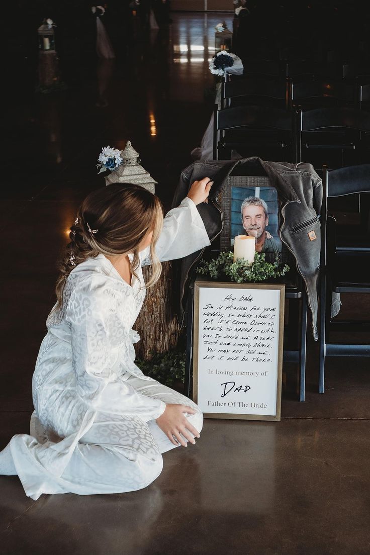 Wedding Photo With Lost Loved One, Wedding Photo Memorial, Wedding Memorial For Lost Loved Ones, Honor Lost Parent At Wedding, Rip Wedding Ideas, Wedding Ideas Sentimental, Memory Of Father At Wedding, In Memory Of Wedding Ideas Mom, Remberance Wedding Ideas