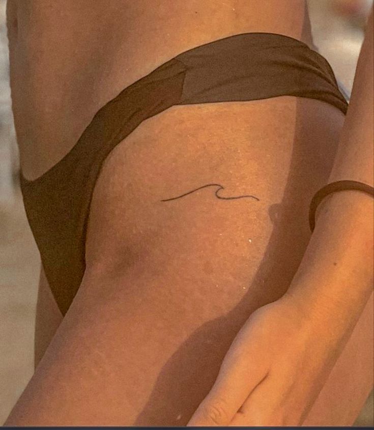 Tattoos Simplistic, Ocean Tattoo Ideas, Tattoos Hip, Simple Wave Tattoo, Rad Tattoos, Beachy Tattoos, Side Hip Tattoos, Small Wave Tattoo, Surf Tattoo