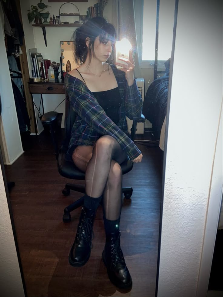 Over sized flannel grunge 2014 Grunge Aesthetic Outfits, Grunge 90s Aesthetic Outfits, Goth Flannel Outfit, 2014 Grunge Tumblr Outfits, 2015 Emo Aesthetic, Soft Grunge Tumblr 2014, Grunge Outfits 2014, Teenage Grunge Outfits, Flannel Outfit Grunge